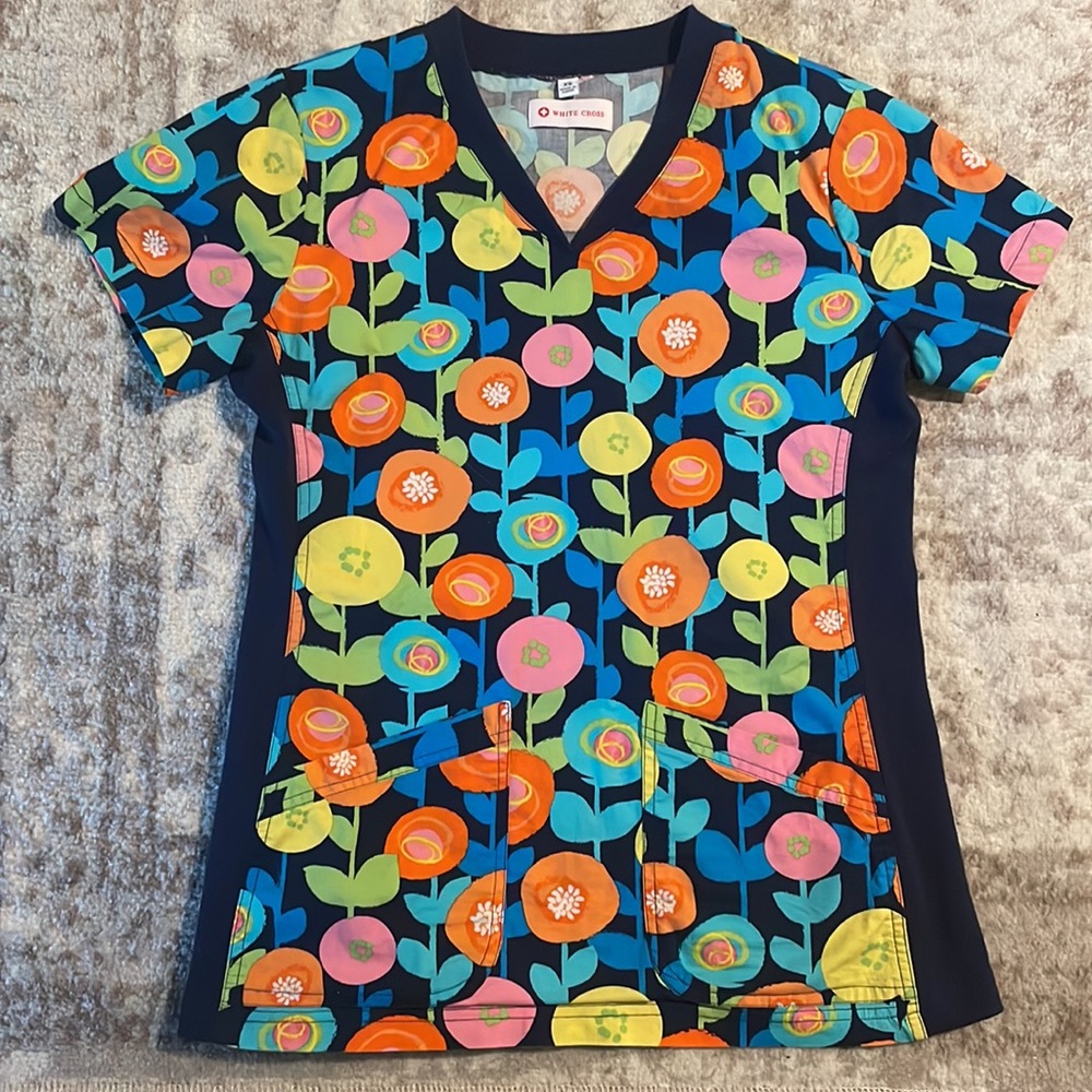 White Cross Women’s Floral Print Scrub Top Sz XS EUC